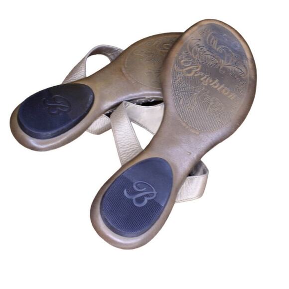 Brighton Pansy Sandal Thong Flip Flop Gold Leather Metal Medallion Size 6M - Picture 6 of 6